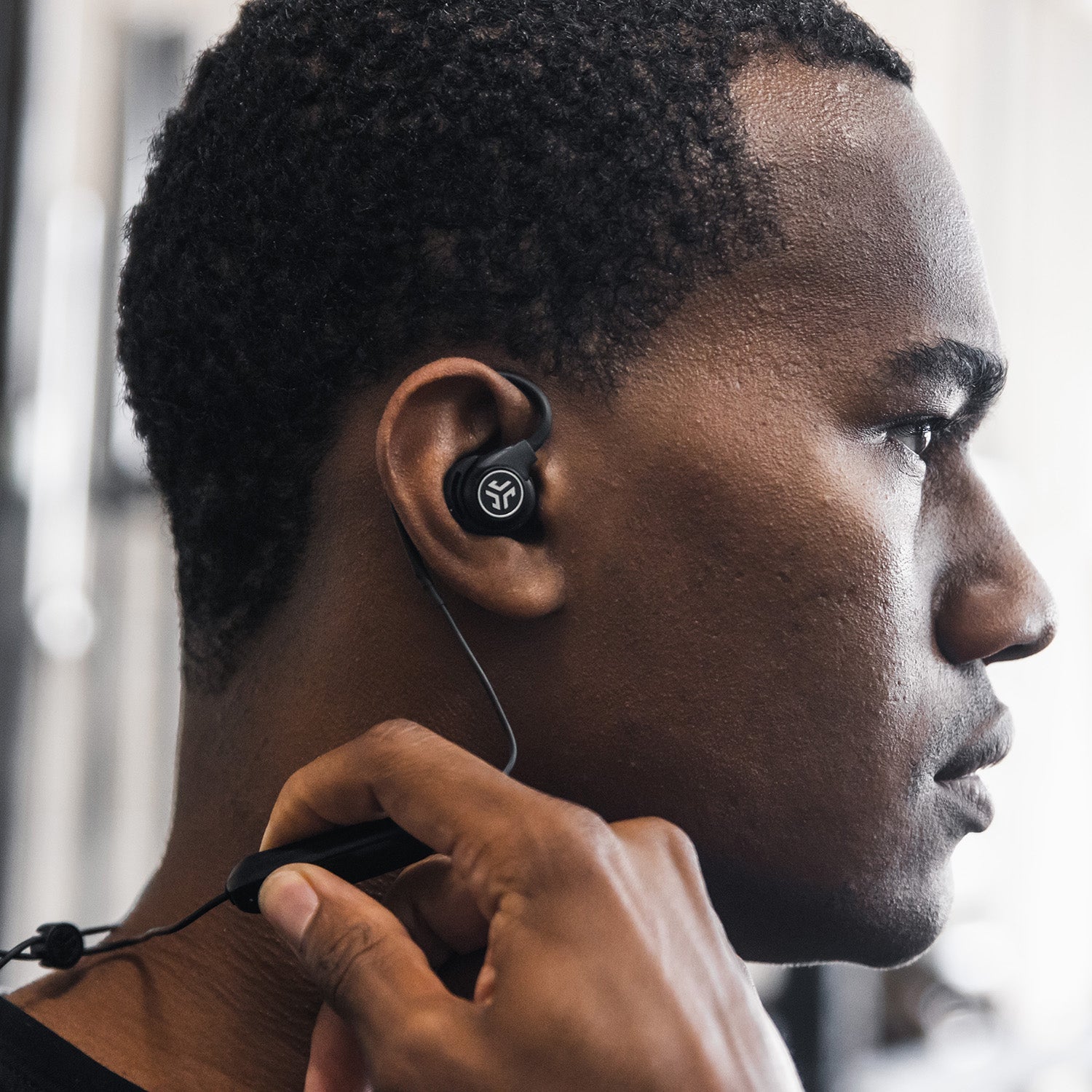 jlab-fit-sport-2-wireless-fitness-earbuds-schwarz-memory-wire-ear-hooks-ip55-3-e image 3