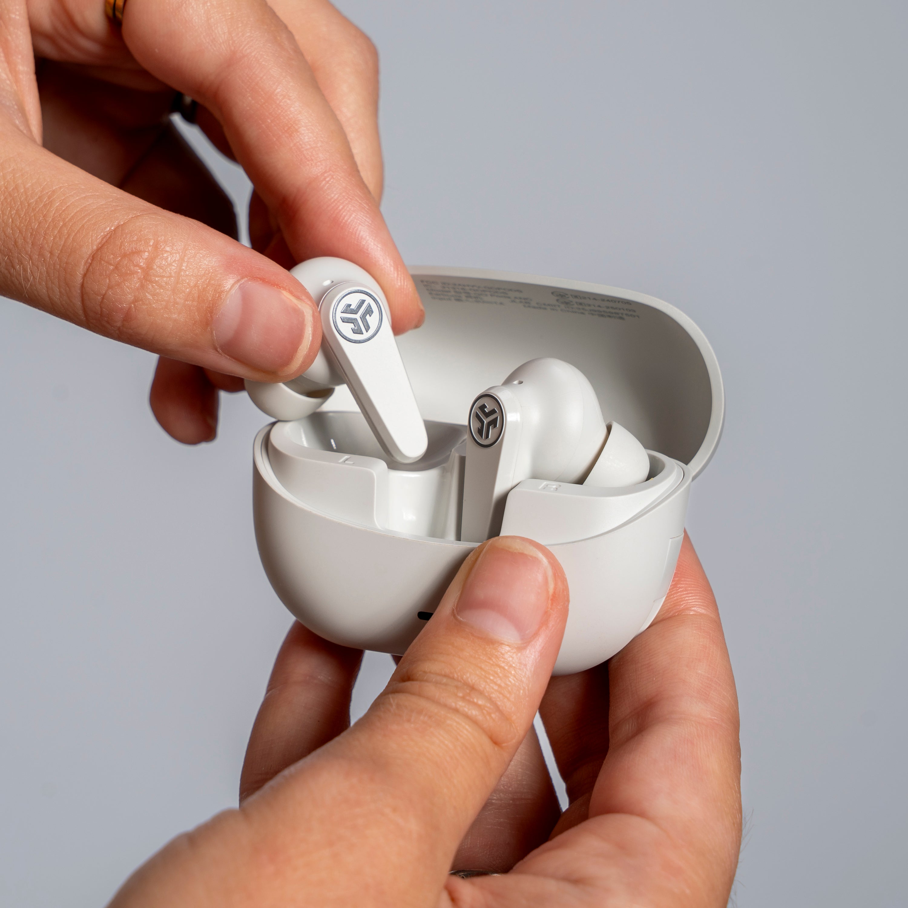 jlab-go-pods-anc-true-wireless-in-ear-kopfh-rer-cloud-mit-hybrid-anc-und-stiel-d image 4